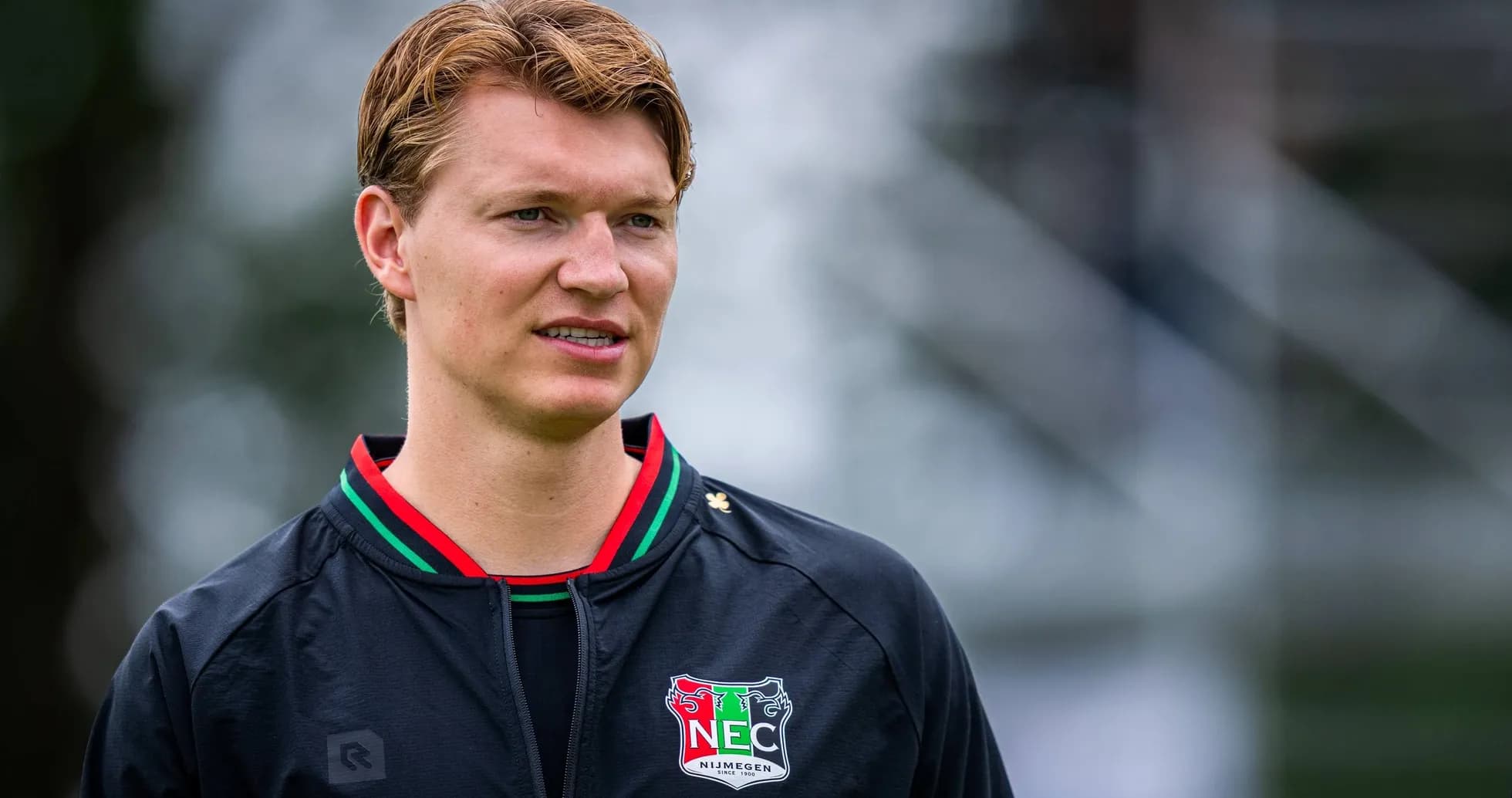 Игрок NEC Nijmegen на тренировочной площадке Игрок NEC Nijmegen на тренировочной площадке