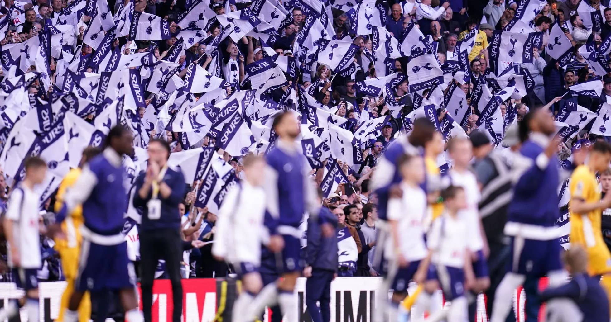 Болельщики с флагами Tottenham Hotspur на трибунах Болельщики с флагами Tottenham Hotspur на трибунах