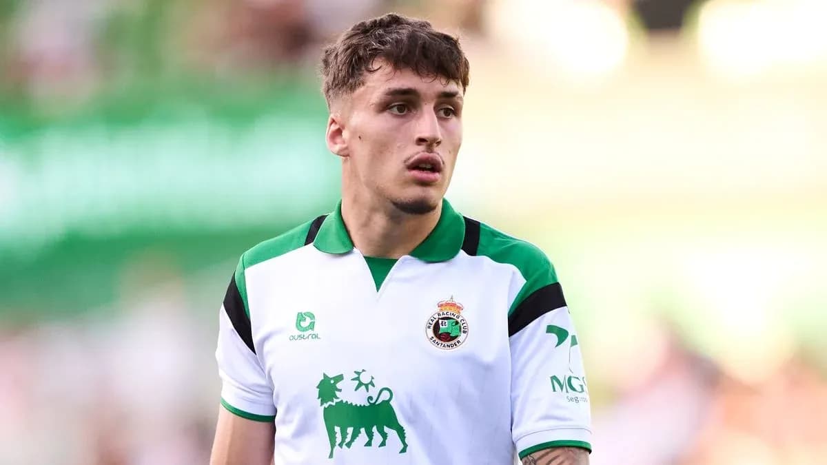 Игрок в футболке Racing Santander на поле Игрок в футболке Racing Santander на поле
