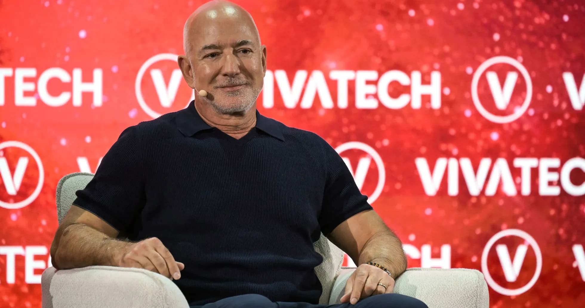 Спикер на сцене конференции Vivatech Спикер на сцене конференции Vivatech