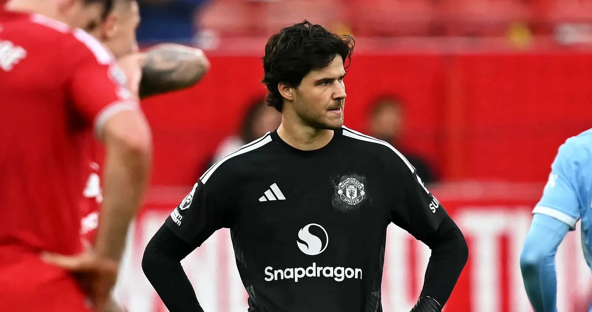Вратарь Manchester United на поле во время матча Вратарь Manchester United на поле во время матча