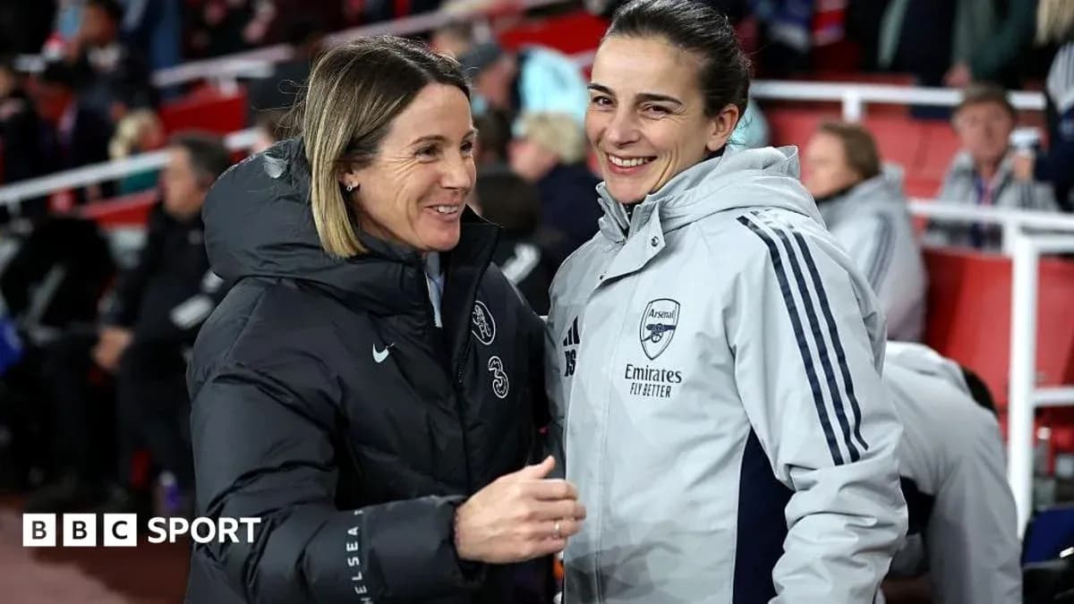 Тренеры Chelsea и Arsenal общаются на скамейке запасных Тренеры Chelsea и Arsenal общаются на скамейке запасных