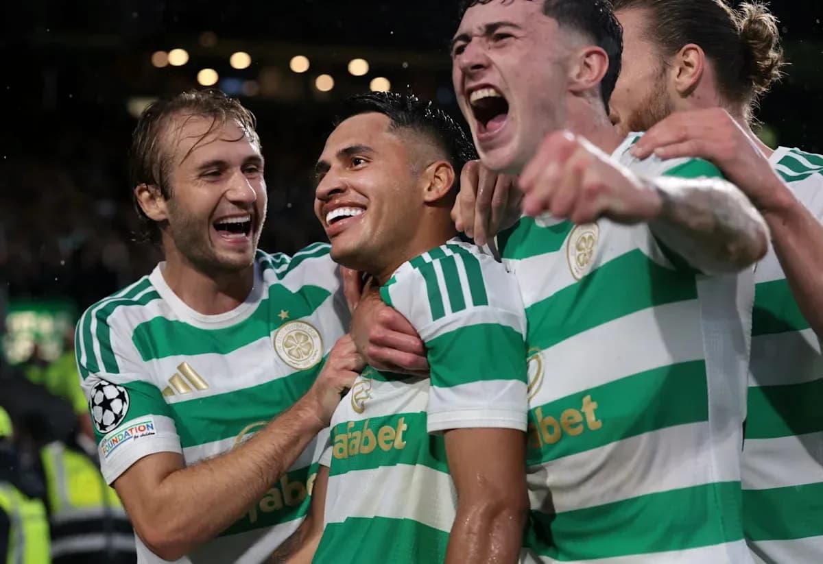 Игроки Celtic празднуют гол на стадионе Игроки Celtic празднуют гол на стадионе