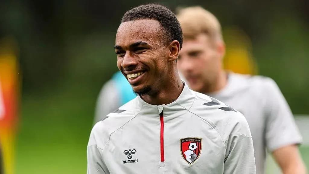 Игрок AFC Bournemouth на тренировке, улыбается Игрок AFC Bournemouth на тренировке, улыбается
