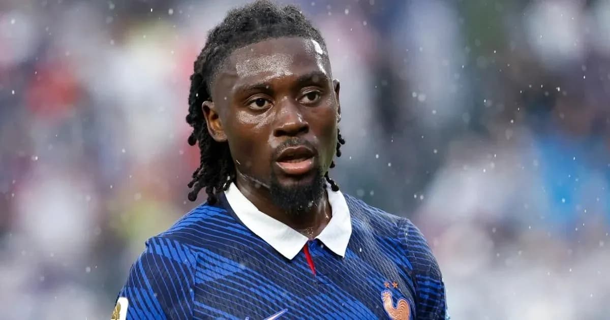 Игрок сборной Франции на поле во время дождя Игрок сборной Франции на поле во время дождя