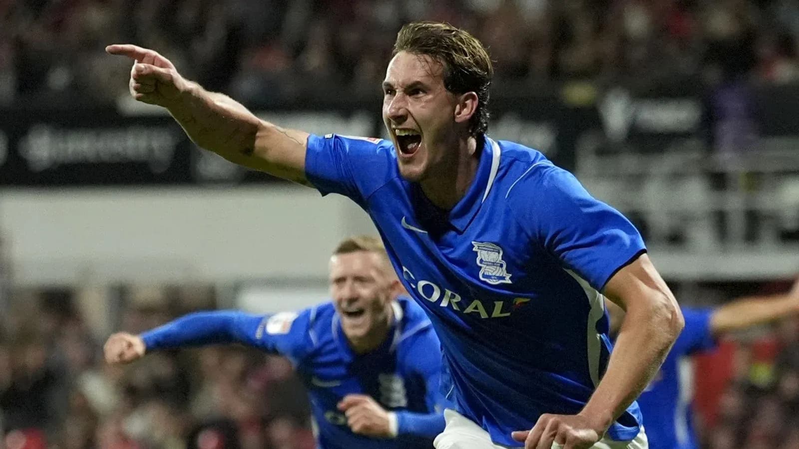 Игрок Birmingham City празднует гол на поле Игрок Birmingham City празднует гол на поле