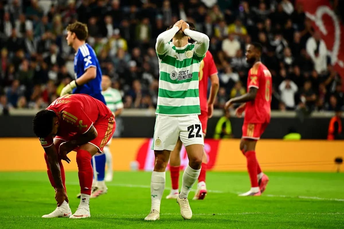 Игрок Celtic с расстроенным выражением на поле Игрок Celtic с расстроенным выражением на поле