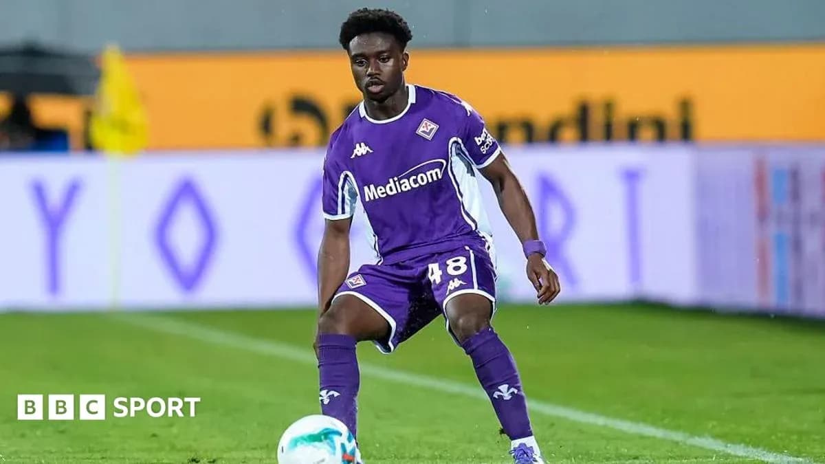Игрок Фиорентины с мячом на поле Игрок Фиорентины с мячом на поле