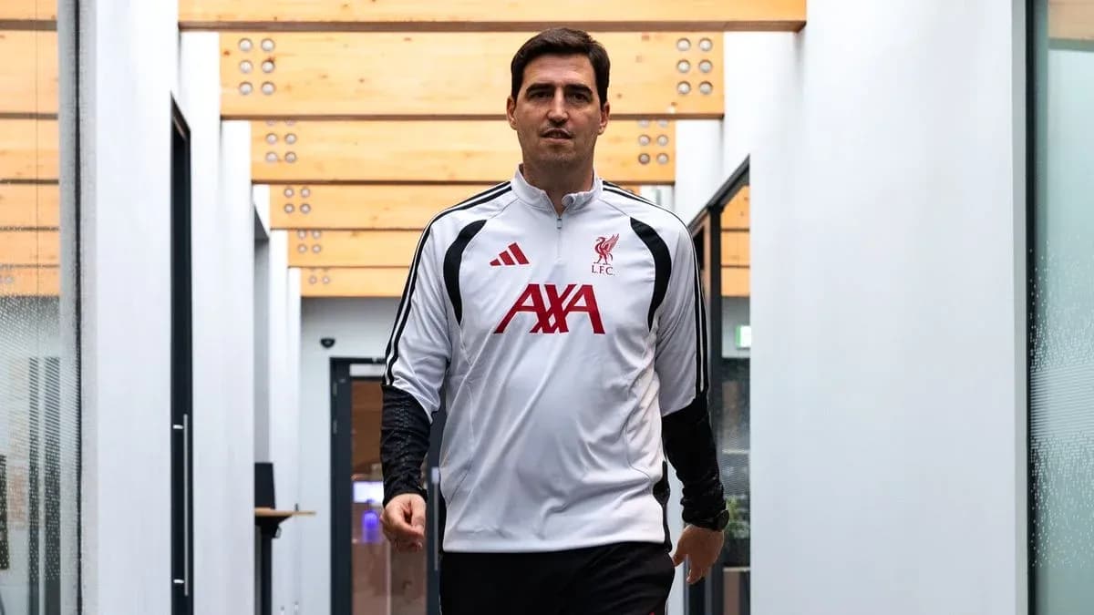 Человек в тренировочной одежде Liverpool FC идет по коридору Человек в тренировочной одежде Liverpool FC идет по коридору