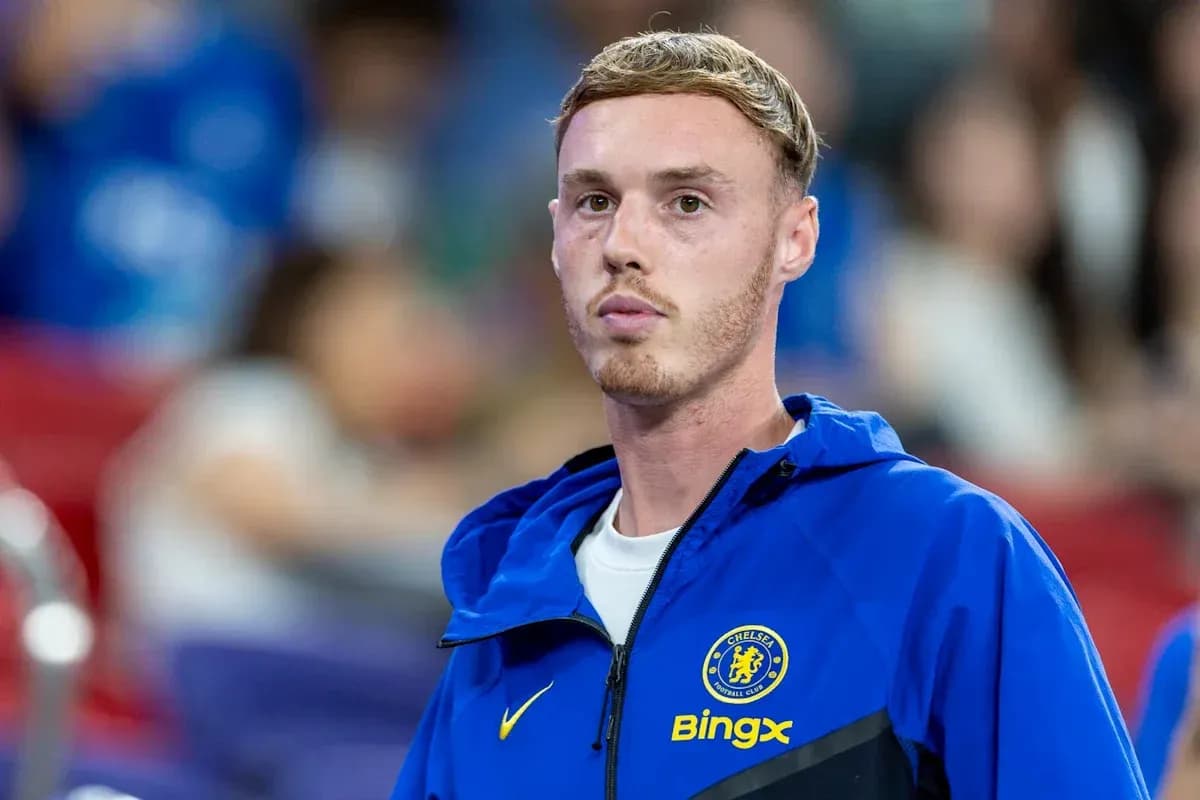 Игрок в синей куртке Chelsea на стадионе Игрок в синей куртке Chelsea на стадионе