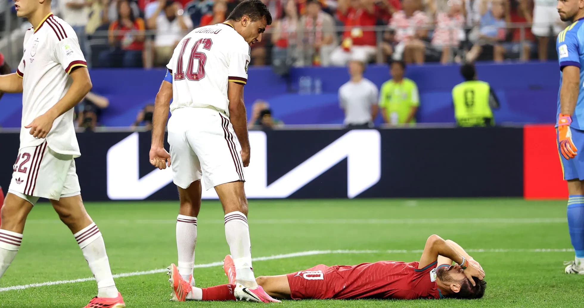 Игроки на поле после падения спортсмена Игроки на поле после падения спортсмена