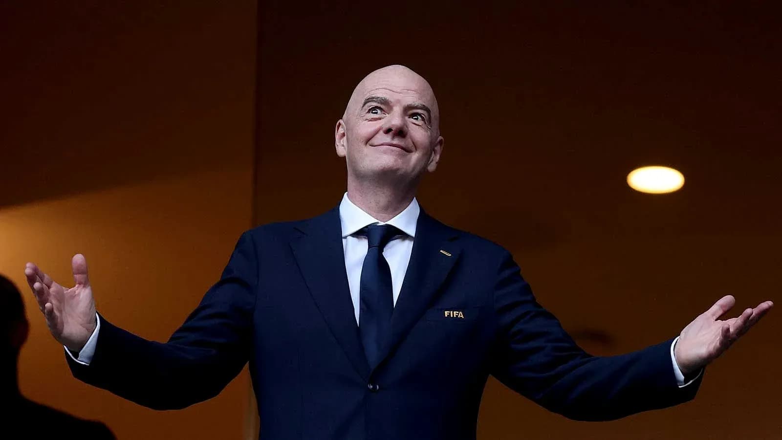 Человек в костюме с логотипом FIFA на груди Человек в костюме с логотипом FIFA на груди