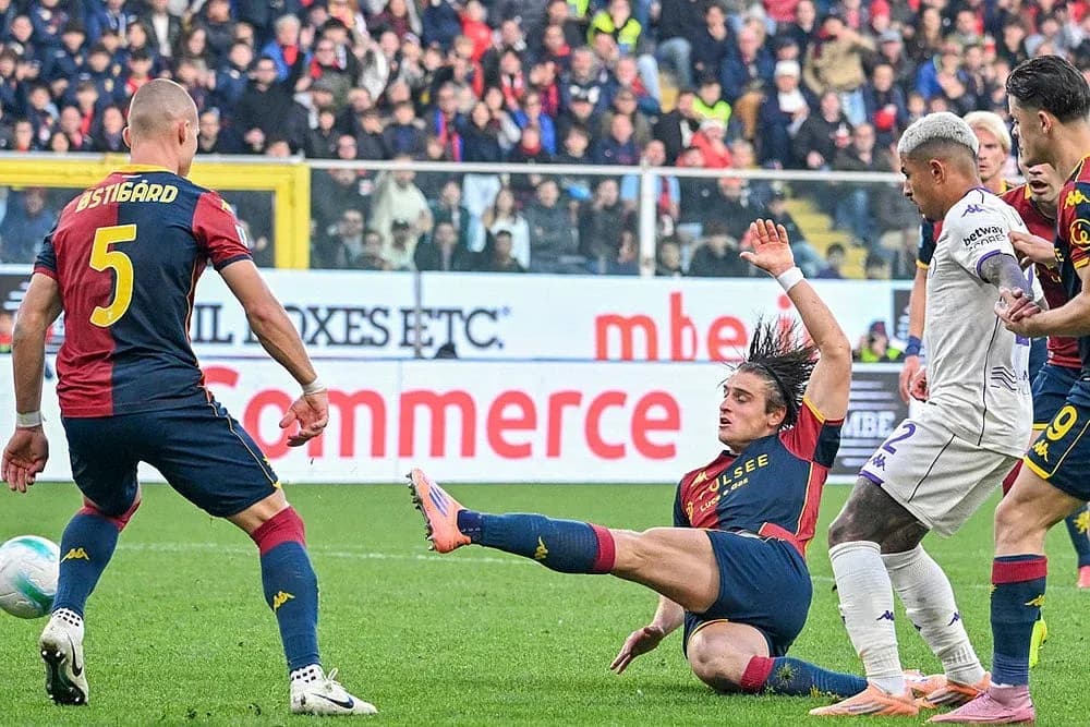 Игроки Фиорентины и Дженоа борются за мяч Игроки Фиорентины и Дженоа борются за мяч