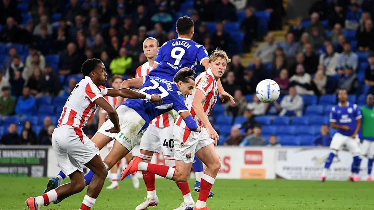 Игроки борются за мяч в момент матча Игроки борются за мяч в момент матча