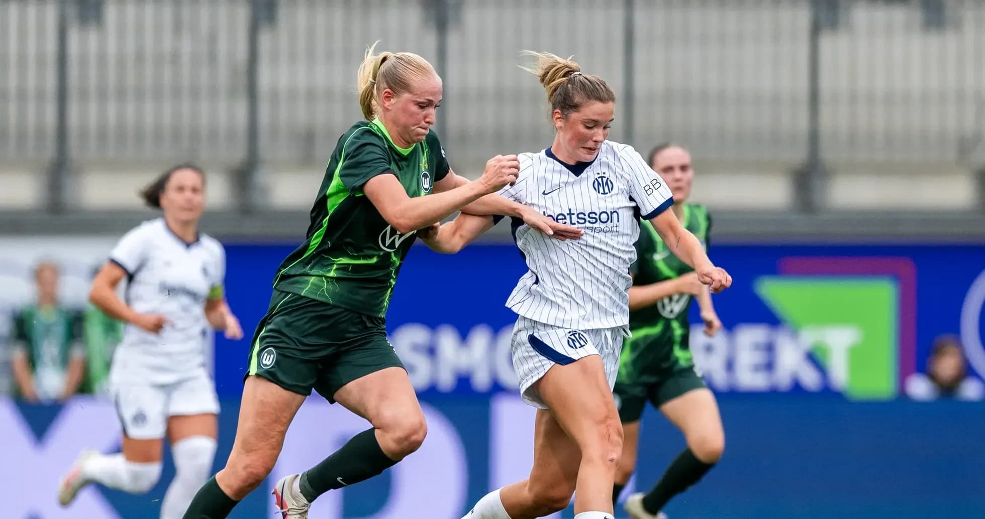 Игроки Inter и Wolfsburg борются за мяч Игроки Inter и Wolfsburg борются за мяч