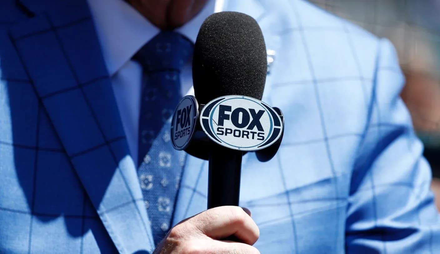 Микрофон FOX Sports в руках комментатора Микрофон FOX Sports в руках комментатора