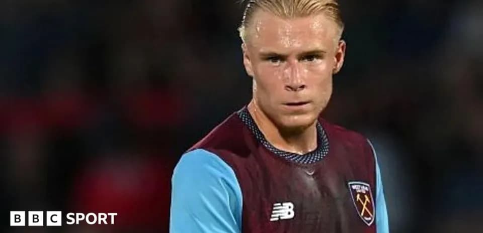 Игрок в форме West Ham United на поле Игрок в форме West Ham United на поле