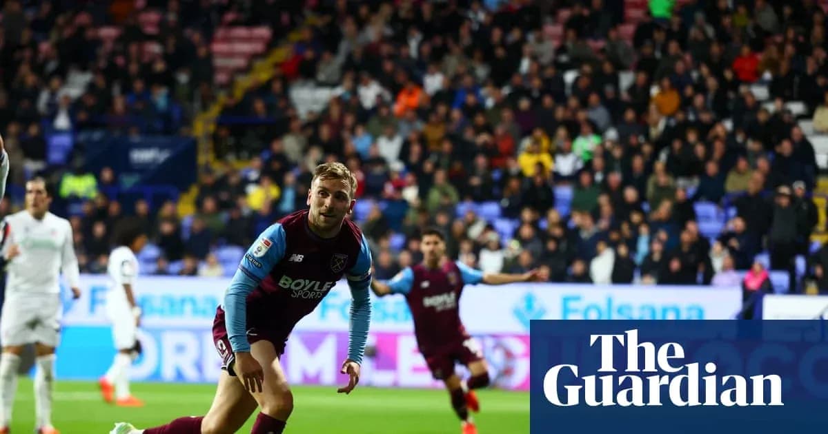 Игрок West Ham United празднует гол на стадионе Игрок West Ham United празднует гол на стадионе