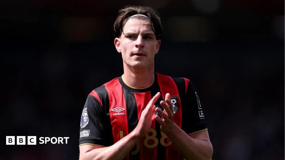 Игрок Bournemouth аплодирует болельщикам на стадионе Игрок Bournemouth аплодирует болельщикам на стадионе