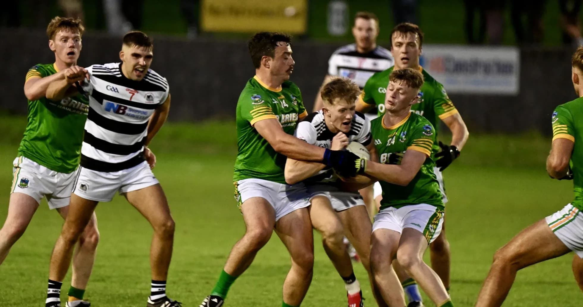 Игроки борются за мяч на поле во время матча Игроки борются за мяч на поле во время матча
