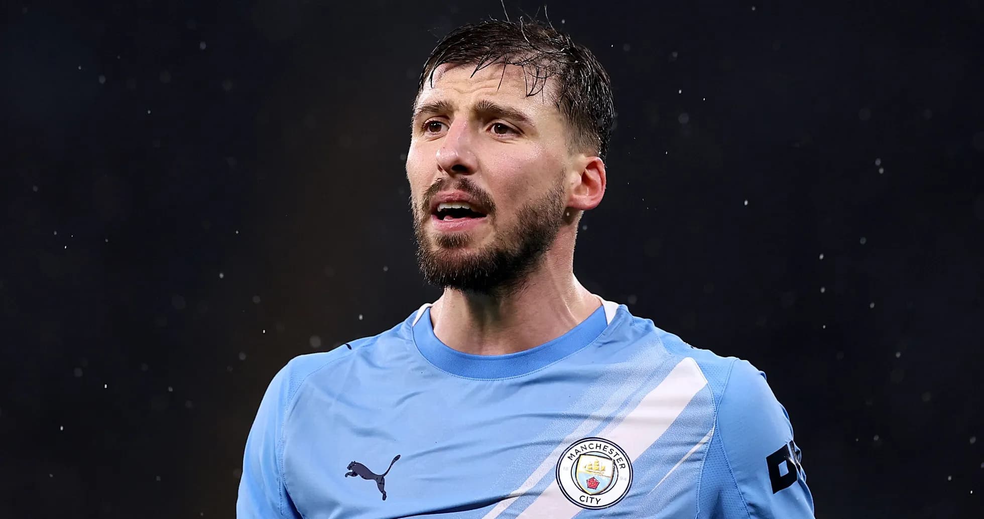 Игрок Manchester City в синей футболке на поле Игрок Manchester City в синей футболке на поле