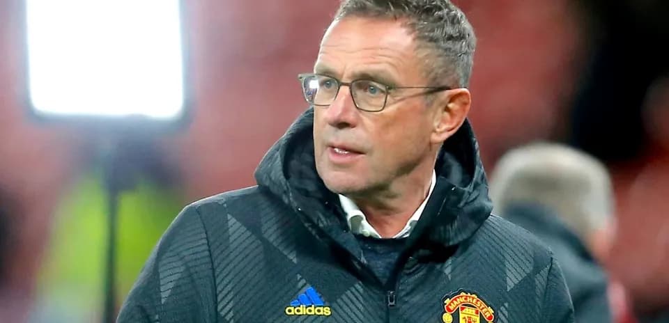 Тренер Manchester United на стадионе во время матча Тренер Manchester United на стадионе во время матча