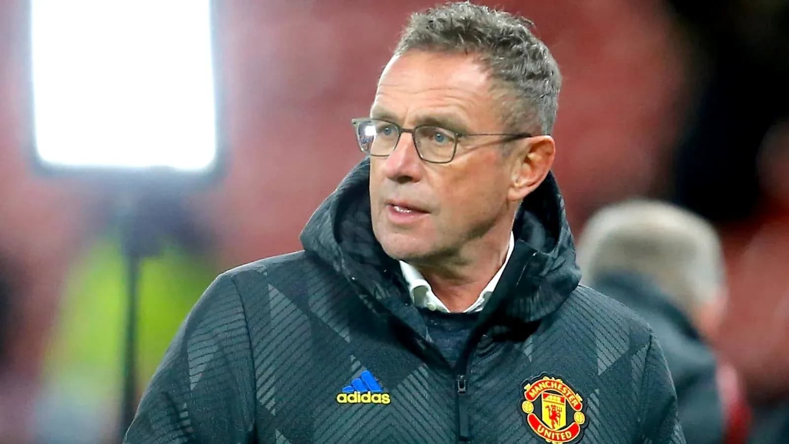 Тренер Manchester United на стадионе во время матча Тренер Manchester United на стадионе во время матча