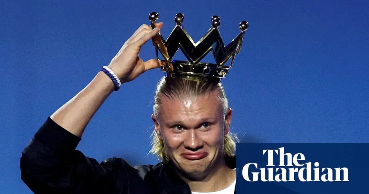 Игрок надевает корону на церемонии награждения Игрок надевает корону на церемонии награждения