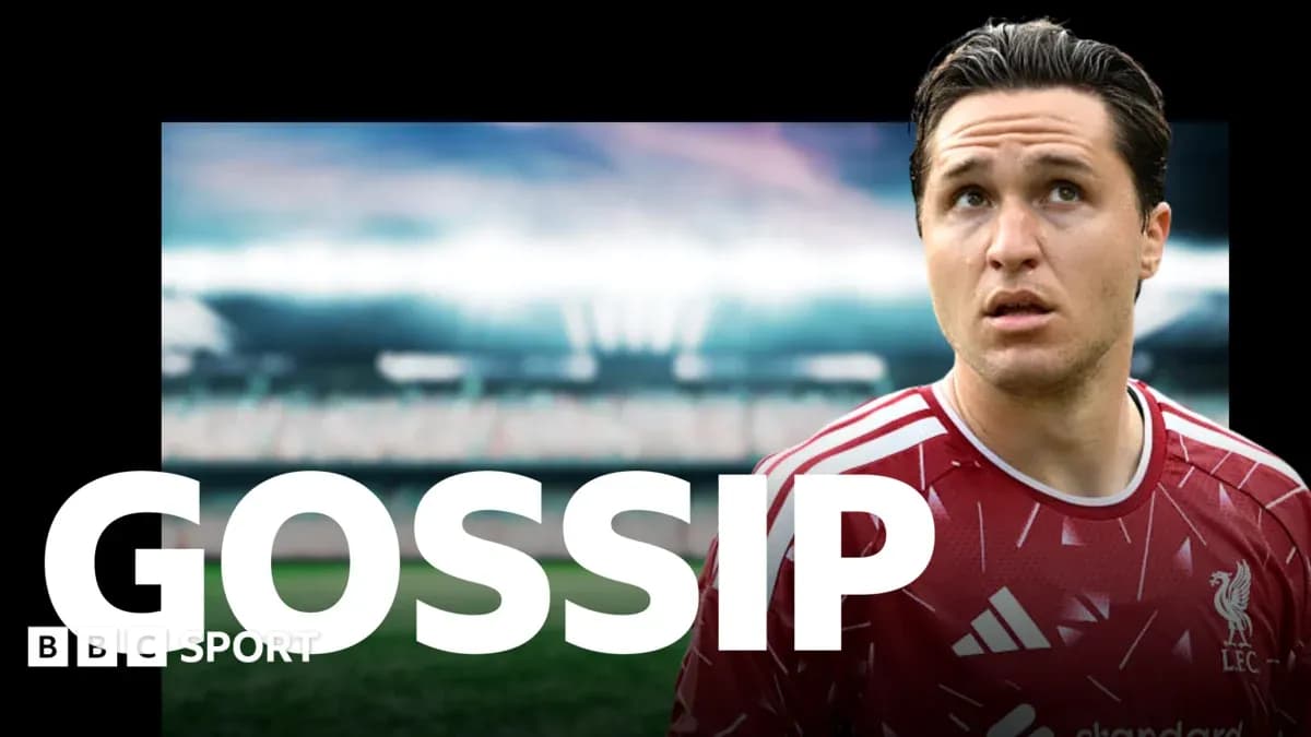 Игрок в форме Ливерпуля на стадионе с надписью 'GOSSIP' Игрок в форме Ливерпуля на стадионе с надписью 'GOSSIP'