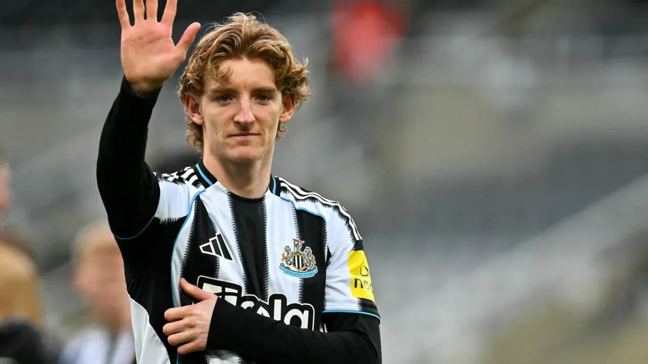 Игрок Newcastle поднимает руку в приветствии Игрок Newcastle поднимает руку в приветствии