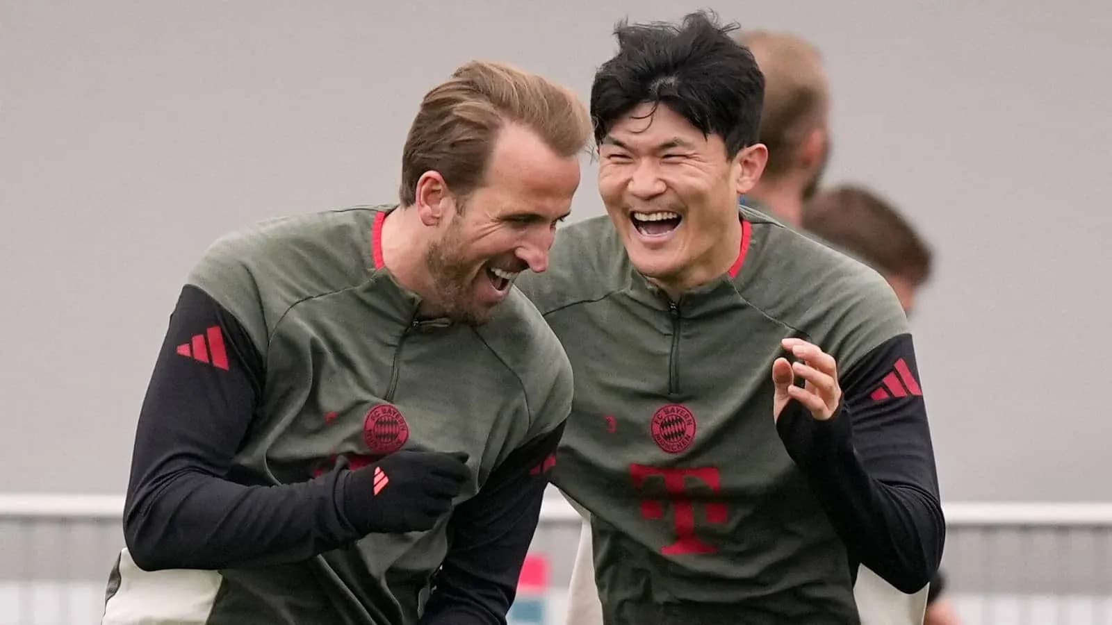 Игроки Bayern München смеются во время тренировки Игроки Bayern München смеются во время тренировки