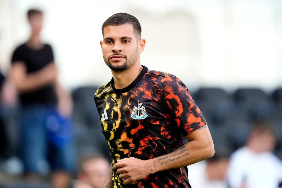 Игрок в тренировочной футболке Newcastle United на поле Игрок в тренировочной футболке Newcastle United на поле