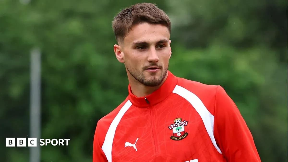 Игрок в тренировочной форме Southampton на поле Игрок в тренировочной форме Southampton на поле