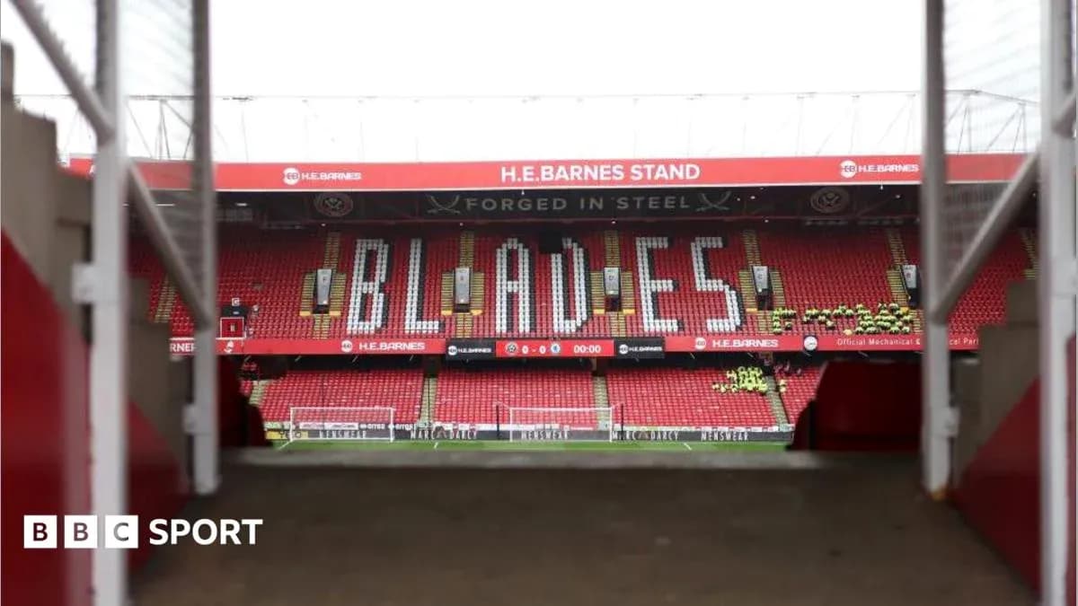Стадион с надписью 'BLADES' на трибуне Стадион с надписью 'BLADES' на трибуне