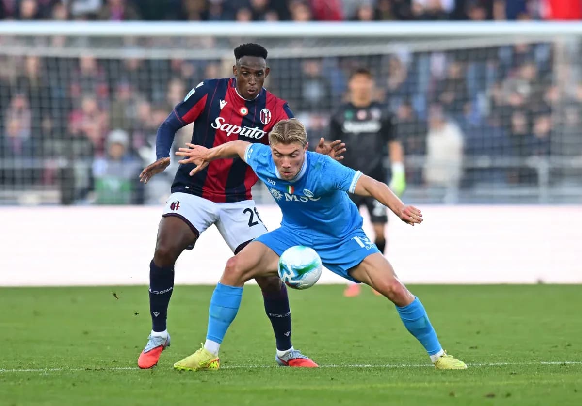 Игроки Napoli и Bologna борются за мяч Игроки Napoli и Bologna борются за мяч