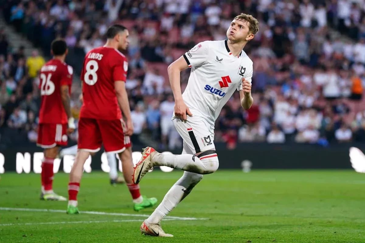 Игрок MK Dons празднует гол на поле Игрок MK Dons празднует гол на поле