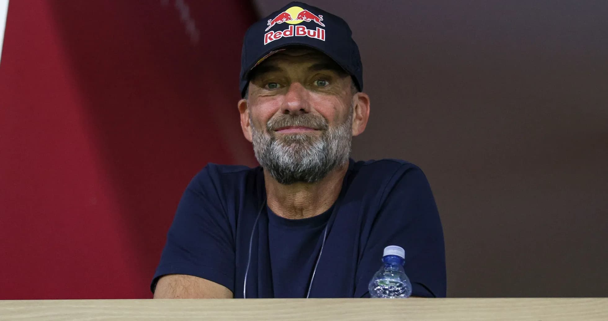 Человек в кепке Red Bull на трибуне Человек в кепке Red Bull на трибуне