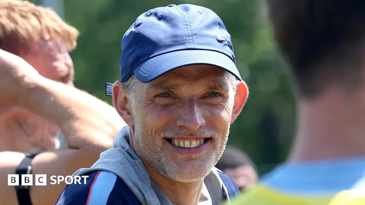 Тренер улыбается во время тренировочной сессии Тренер улыбается во время тренировочной сессии