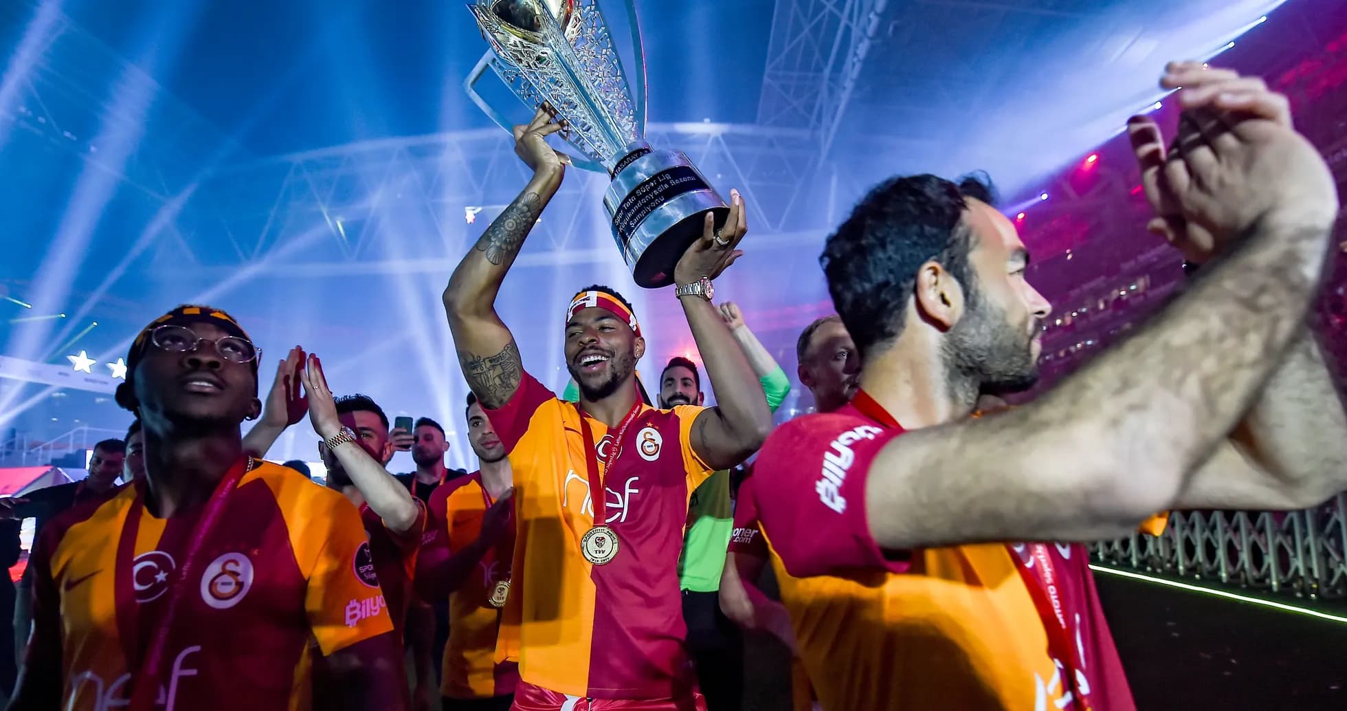 Игроки Galatasaray празднуют с трофеем в руках Игроки Galatasaray празднуют с трофеем в руках
