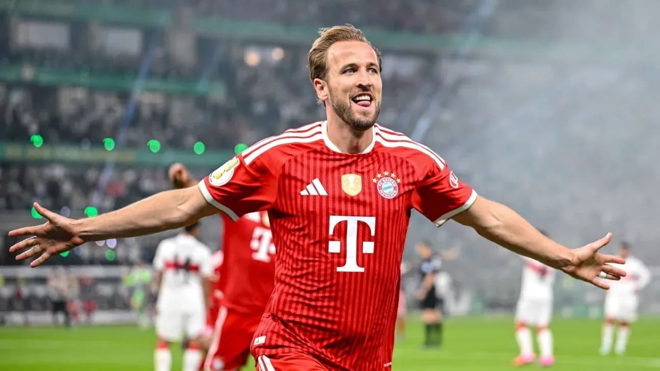 Игрок Bayern Munich празднует гол на поле Игрок Bayern Munich празднует гол на поле