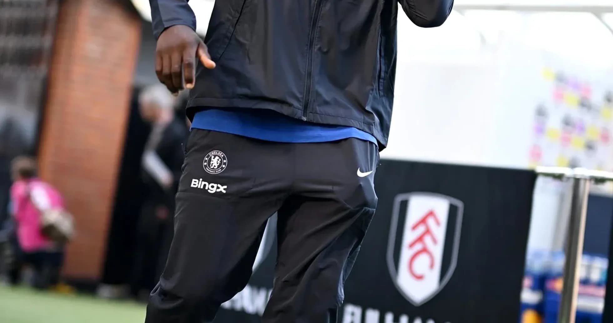 Игрок Chelsea идет к стадиону перед матчем Игрок Chelsea идет к стадиону перед матчем