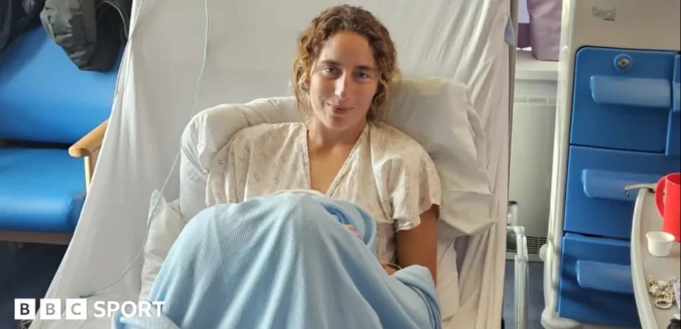 Спортсменка в больничной палате после операции Спортсменка в больничной палате после операции