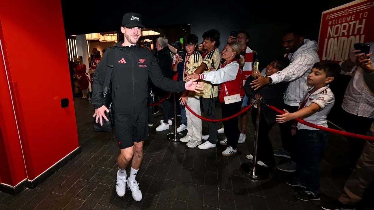 Игрок Arsenal приветствует фанатов перед матчем Игрок Arsenal приветствует фанатов перед матчем