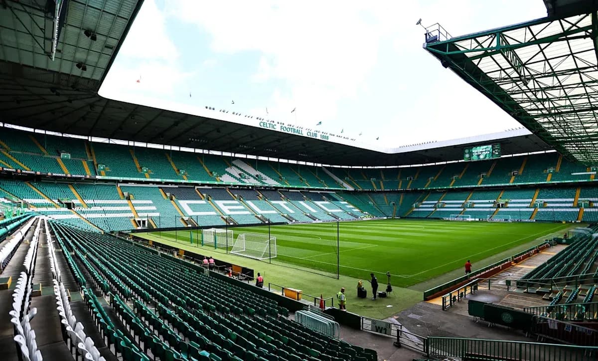 Стадион Celtic Park с пустыми трибунами и полем Стадион Celtic Park с пустыми трибунами и полем