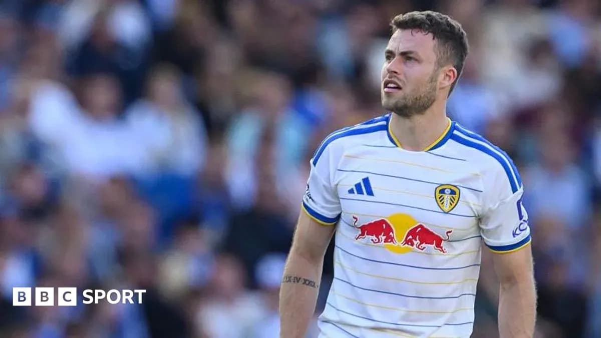 Игрок Лидс Юнайтед на поле во время матча Игрок Лидс Юнайтед на поле во время матча
