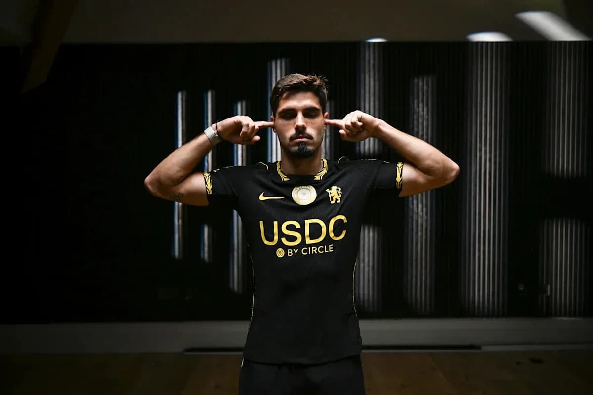 Игрок в черной футболке с логотипом USDC Игрок в черной футболке с логотипом USDC