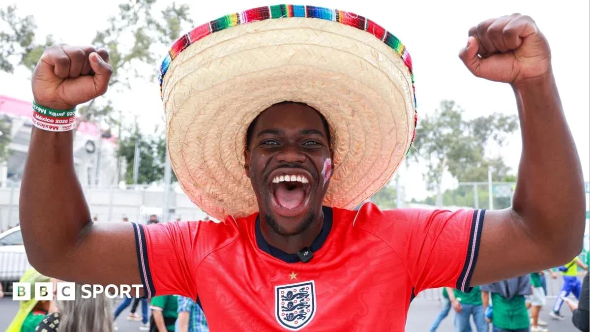 Фанат в sombrero празднует на стадионе Фанат в sombrero празднует на стадионе