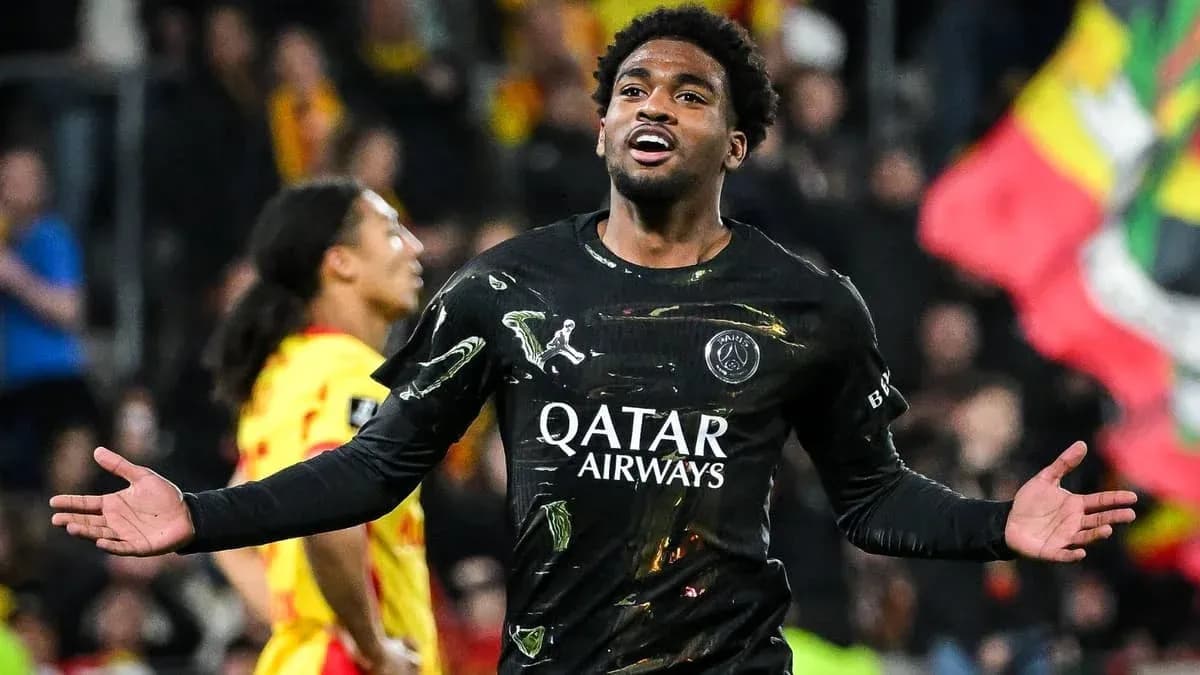 Игрок PSG празднует гол на поле матча Игрок PSG празднует гол на поле матча