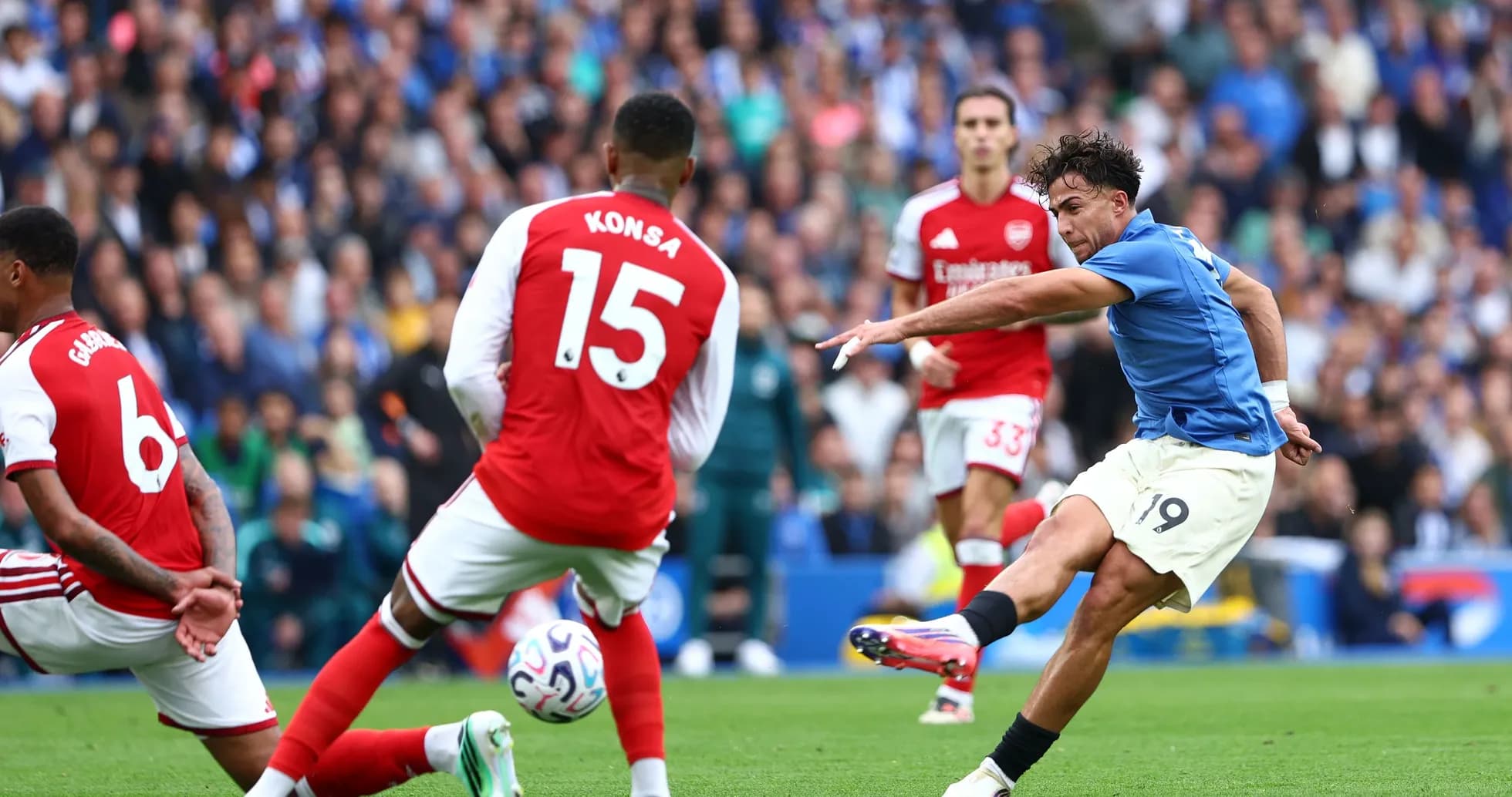 Игроки Arsenal и соперник в момент удара по мячу Игроки Arsenal и соперник в момент удара по мячу