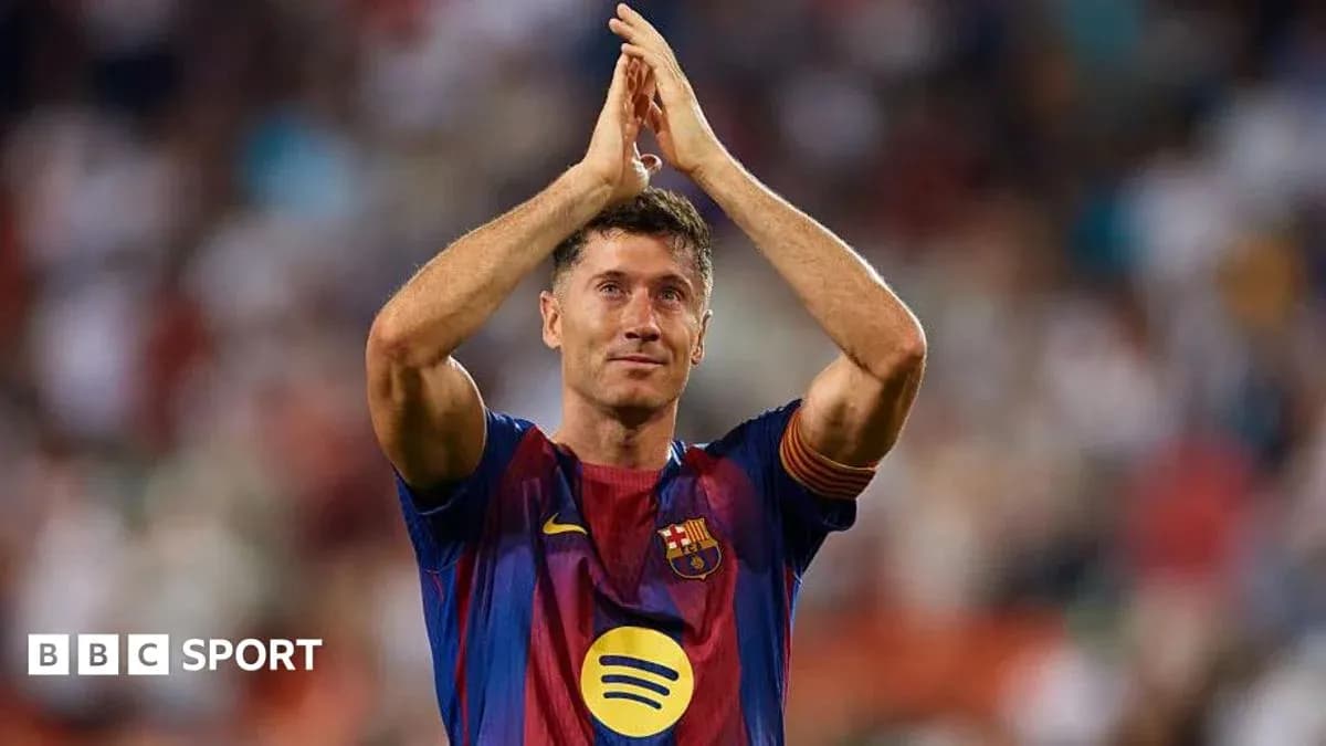 Игрок Барселоны аплодирует фанатам после матча Игрок Барселоны аплодирует фанатам после матча